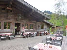 Terrasse mit Sitzgelegenheiten von Restaurant in Brixen im Thale