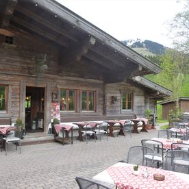 Terrasse mit Sitzgelegenheiten von Restaurant in Brixen im Thale