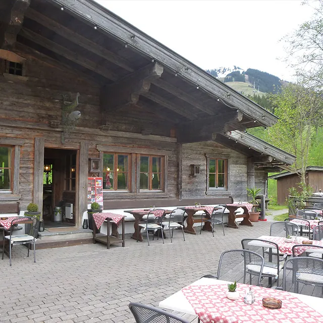 Terrasse mit Sitzgelegenheiten von Restaurant in Brixen im Thale